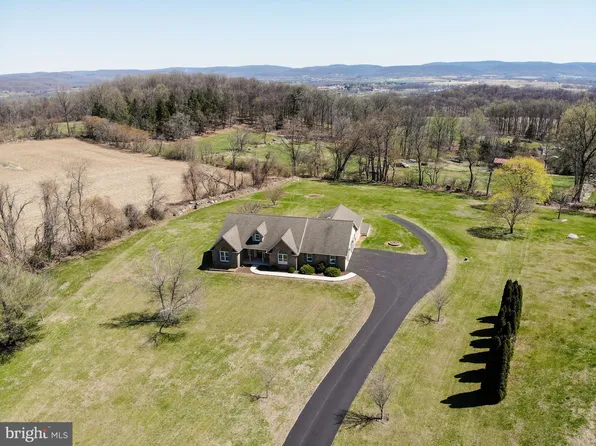 10 Paradise Ct, Oley, PA 19547