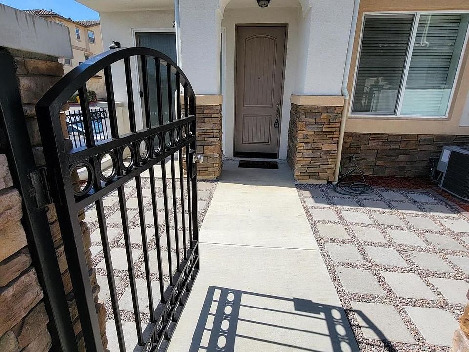 1st image of 285 Newbury Vista Ln