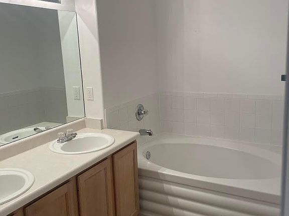 Master bath w/jetted tub and 2 sinks