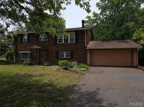 2228 Vadalabene Dr, Maryville, IL 62062