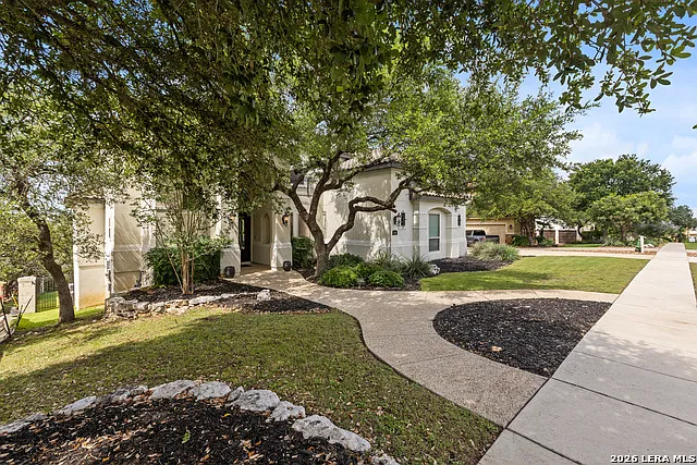 5 bed, 4.5 bath, 4837 sqft, $5,995 — Photo 3
