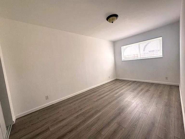302 Dumont Ave — Photo 15