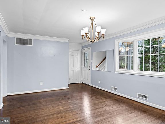 4th image of 528 Kettle Run Rd