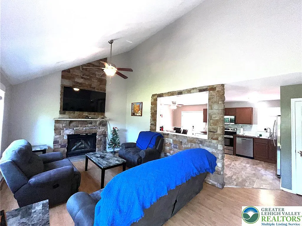 3 bed, 1203 sqft, $2,000 — Photo 4