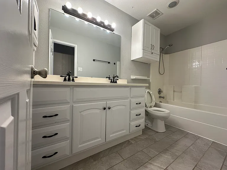 1909 Bradford Pear Sq — Photo 12