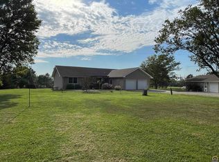 12181 Sunset Ridge Dr, Ozawkie, KS 66070