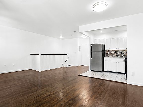 3rd image of 112 Pulaski St Floor 3