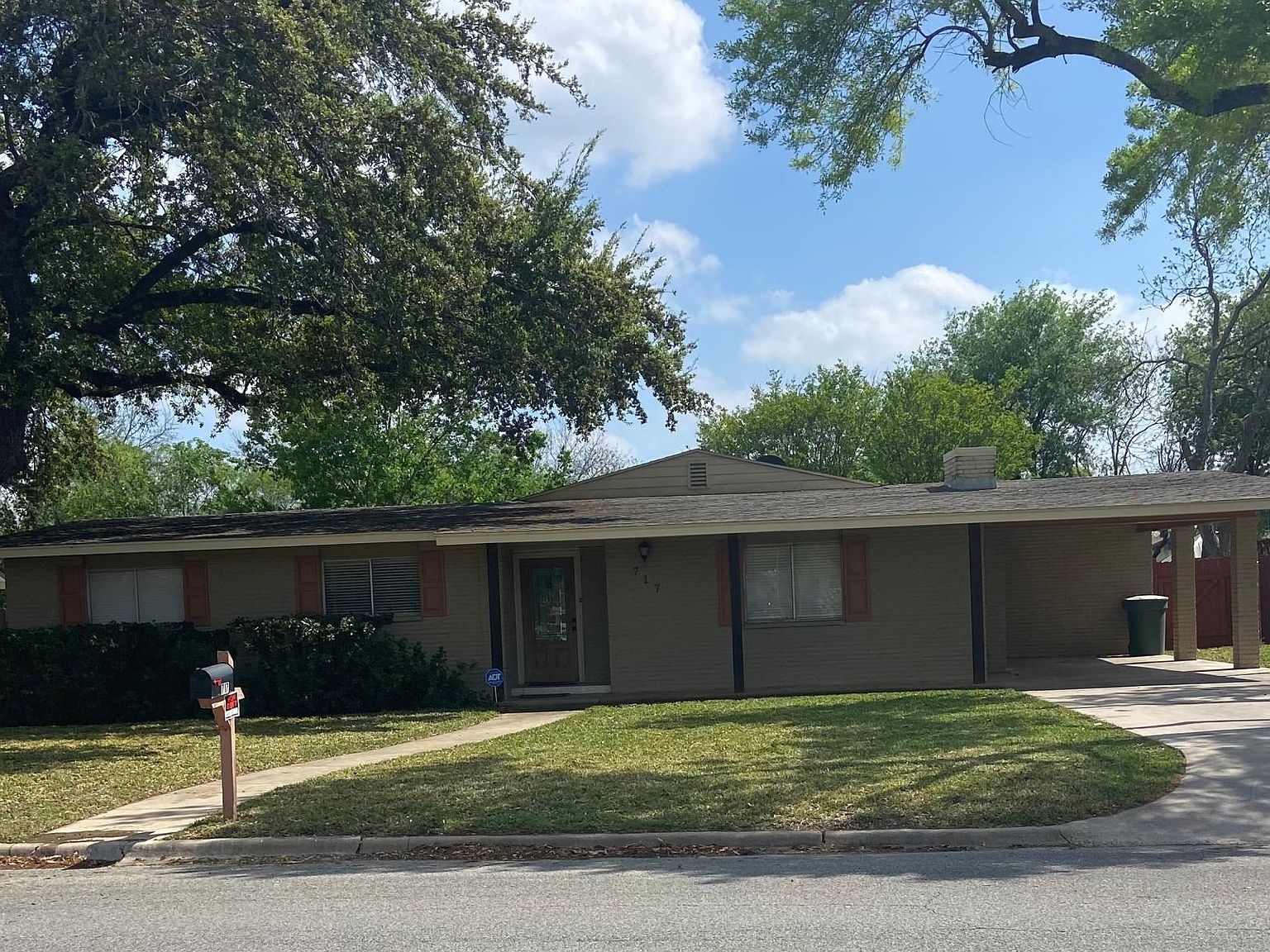 717 E Leona St, Uvalde, TX 78801 Zillow