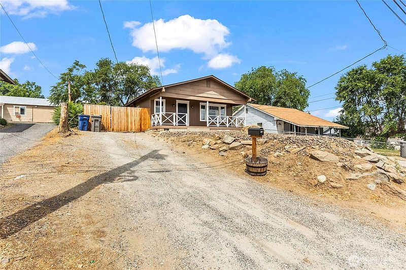 4th image of 724 S Chelan Avenue