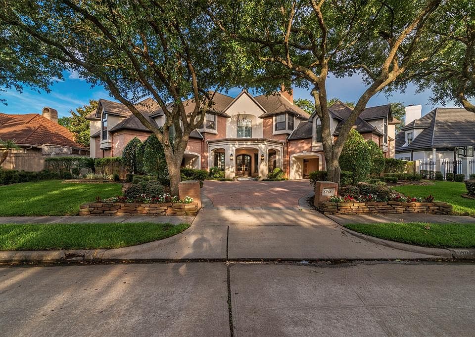 Welcome to 1918 Orchard Country Lane in Bay Oaks. This stately home is located on a premier block and has panoramic views of the golf course.