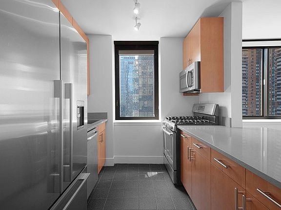 4th image of 420 W 42nd St APT 17F
