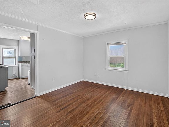 4th image of 4202 Highwood Rd