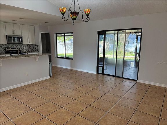 5th image of 2417 Abbey Ave