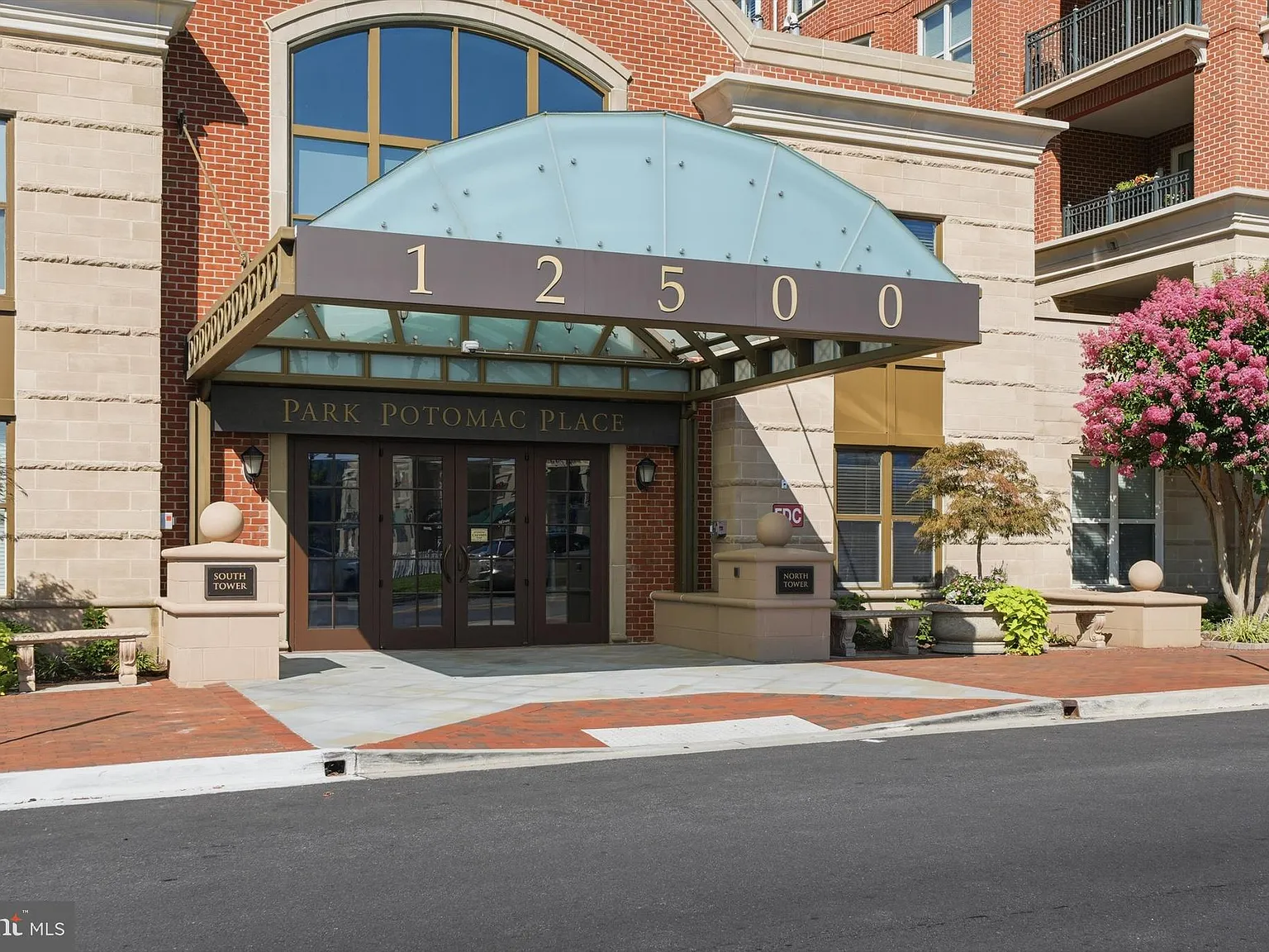 1 bed, 998 sqft, $2,690 — Photo 2