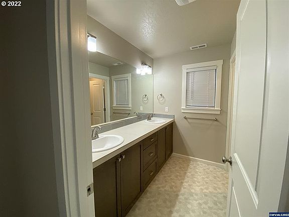 5th image of 1543 SE Barberry Ave