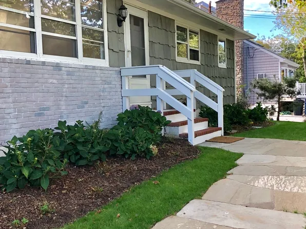 https://photos.zillowstatic.com/fp/f574efc0d054f7609de635ce8b5eb31e-p_e.webp