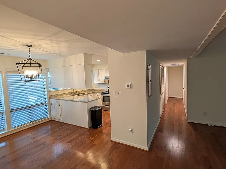 303 Oak Tree Dr — Photo 3