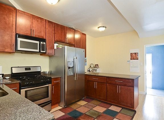2nd image of 2823 N Clybourn Ave