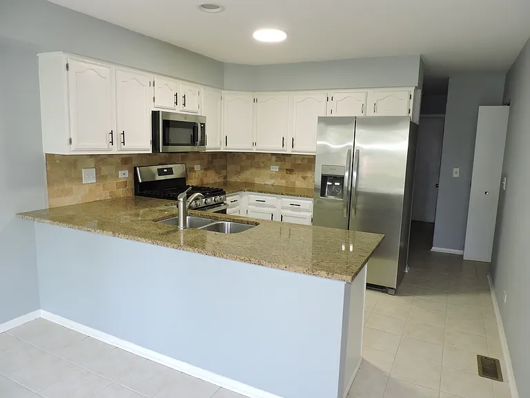 121 Hampton Ave — Photo 9