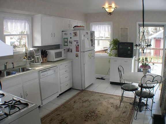 4th image of 5826 N Broadway St