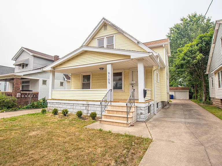 9105 Bancroft Ave — Photo 3