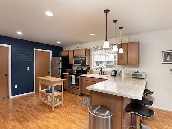 5th image of 304 W G St