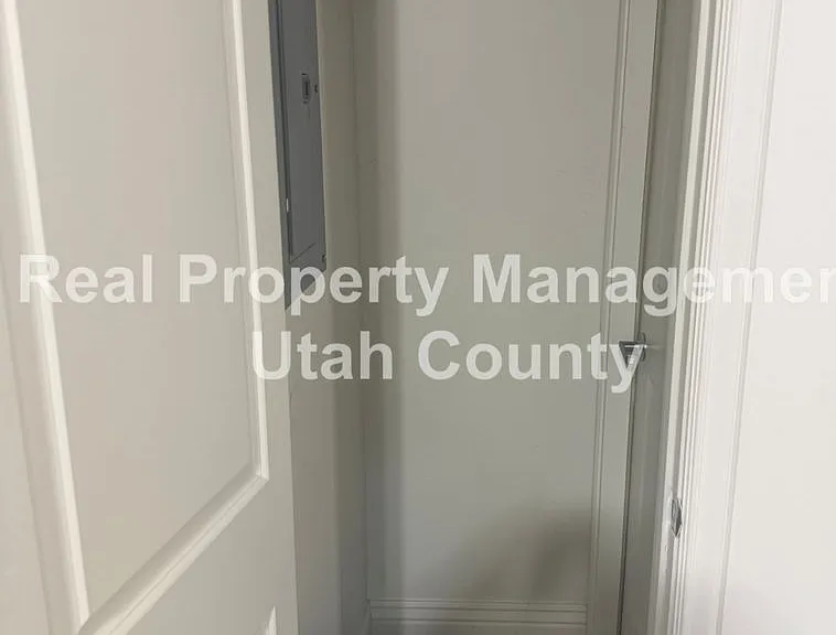 998 S 960 E — Photo 24
