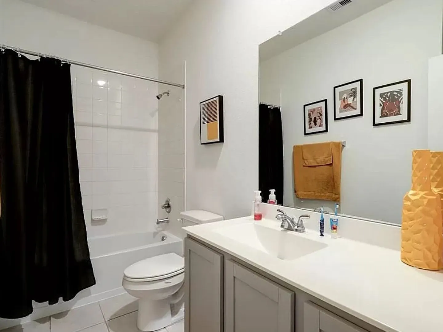 Spacious 4 Bedroom Single Family Home in Richmond — Photo 3