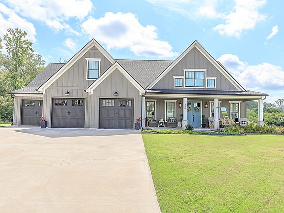 3rd image of 290 Pine Lakes Dr