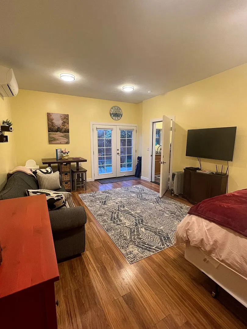 Charming Private Studio ADU with Private Fenced Yard Utilities Included!- Brooklyn Neighborhood — Photo 3