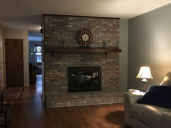 3rd image of 115 Lakeside Ct