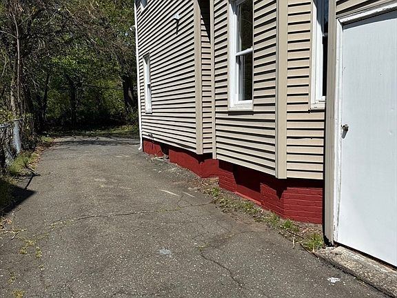 4th image of 108 Alden St