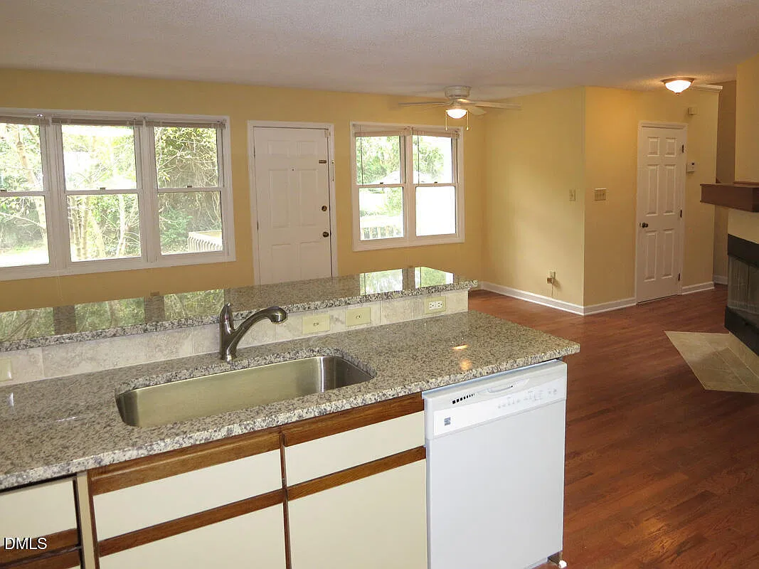 737 Edwards St — Photo 4