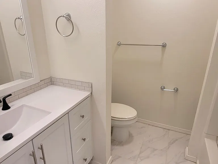 3205 N Main St — Photo 20