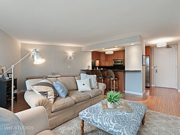 5th image of 2626 N Lakeview Ave APT 1909