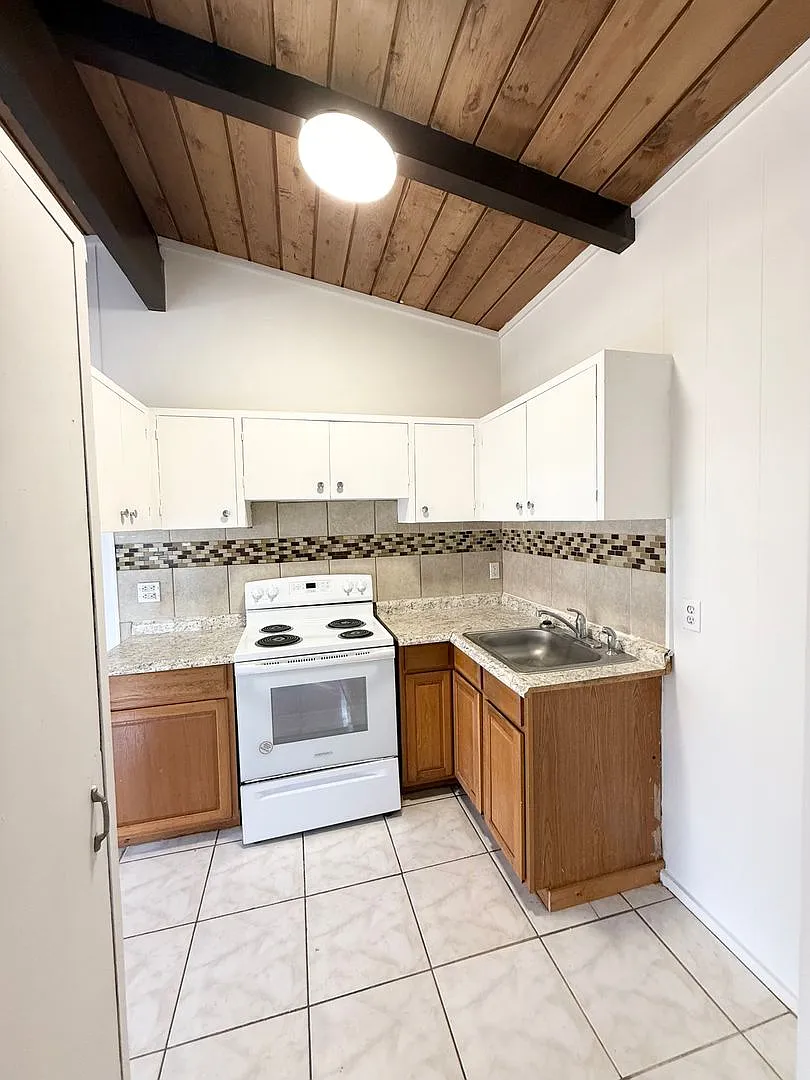Aliamanu/Salt Lake - 2-bedroom 1 bath duplex — Photo 2