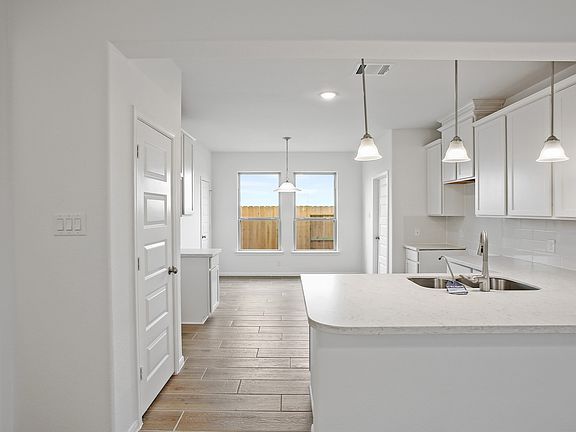 Peninsula island w pendant lights