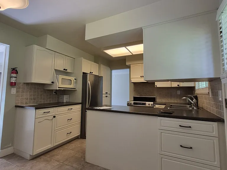 3853 Clematis Cres — Photo 12