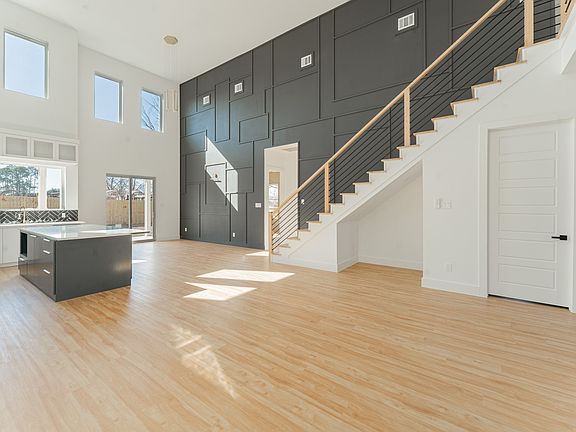 5th image of 3018 Rochester St