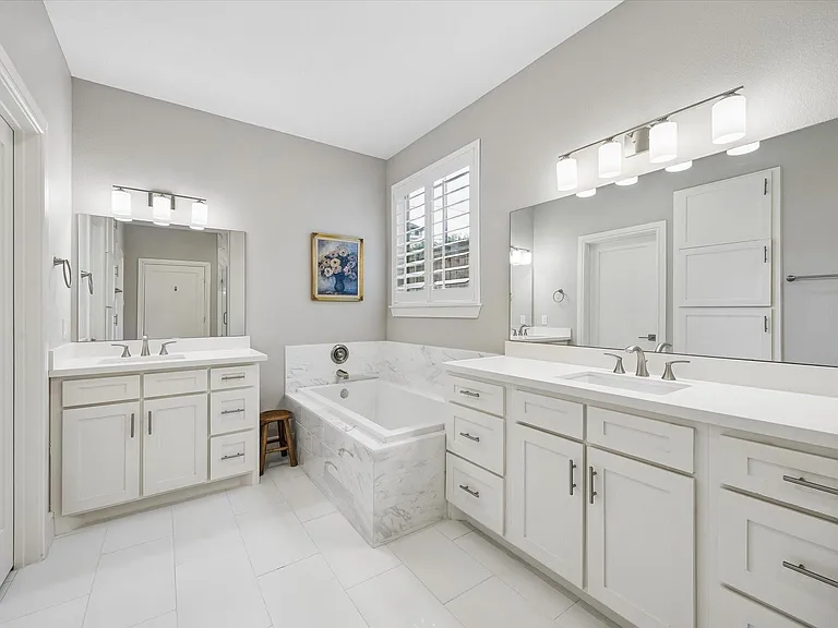 940 W 21st St — Photo 13
