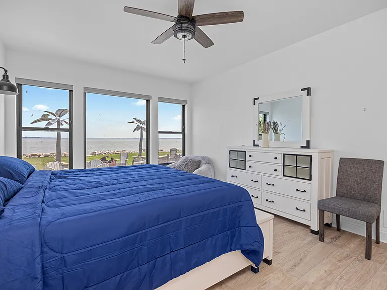 2717 S Waterside Ct — Photo 4