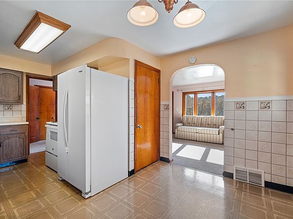 5th image of 7510 Noblestown Rd