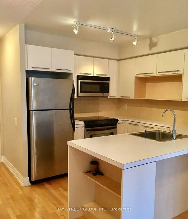 25 Carlton St #1008