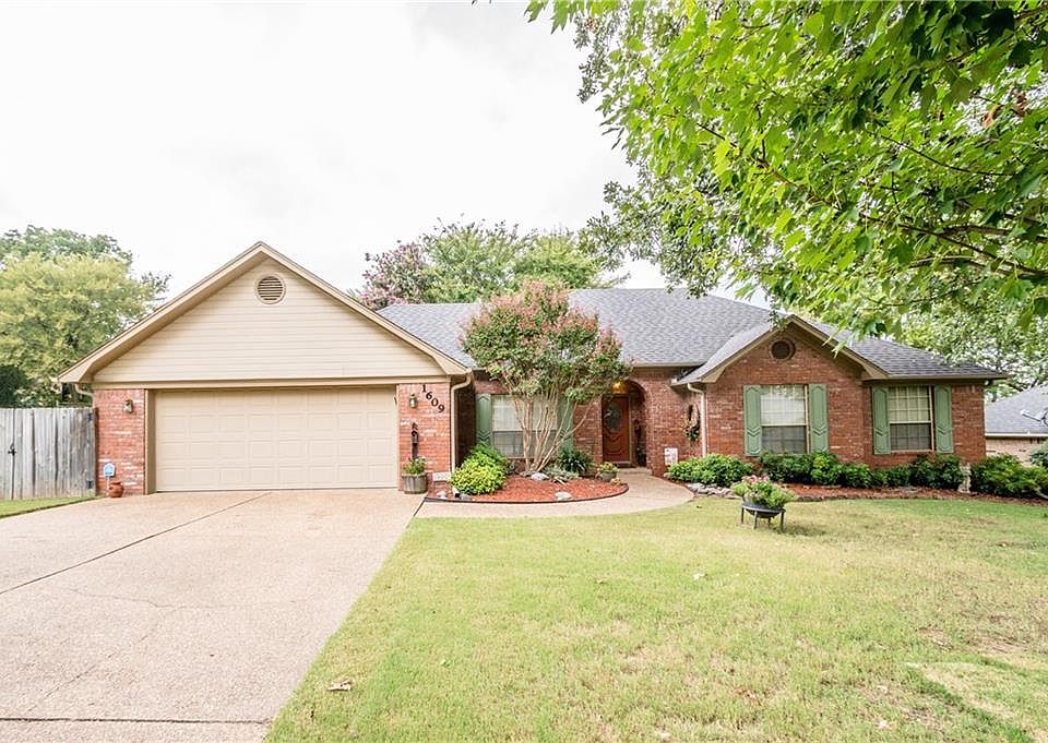1st image of 1609 Somerset Way