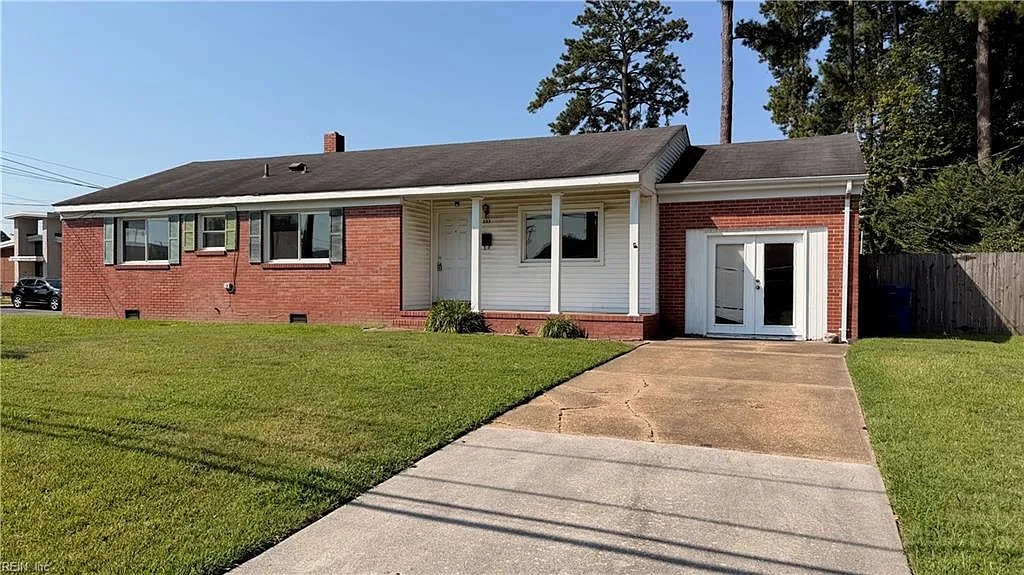 4 bed, 2.5 bath, 2300 sqft, $2,400 — Photo 1
