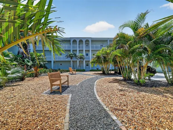 1706 Belleair Forest Dr APT 220, Belleair, FL 33756