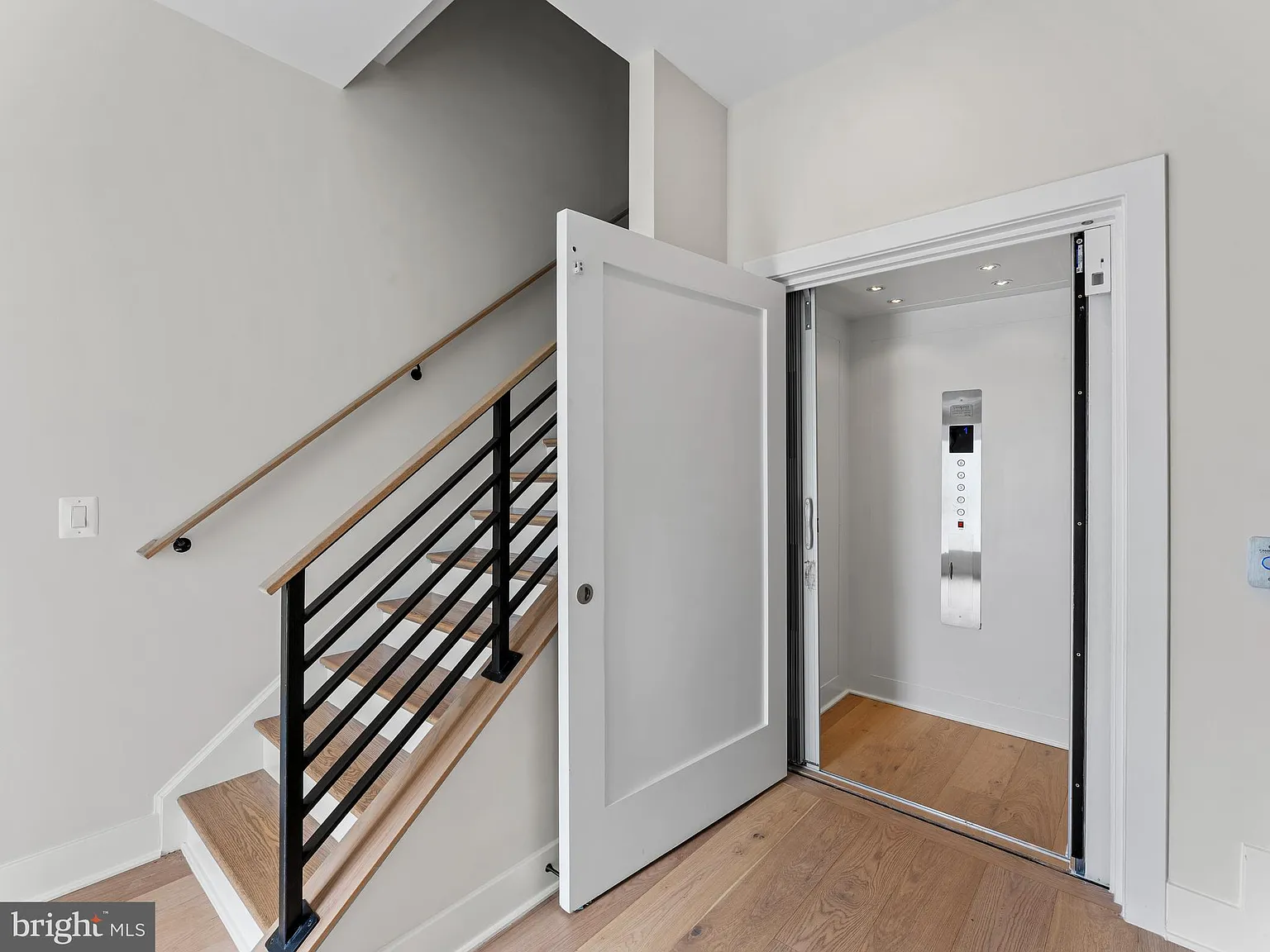 4 bed, 4.5 bath, 2404 sqft, $7,500 — Photo 3