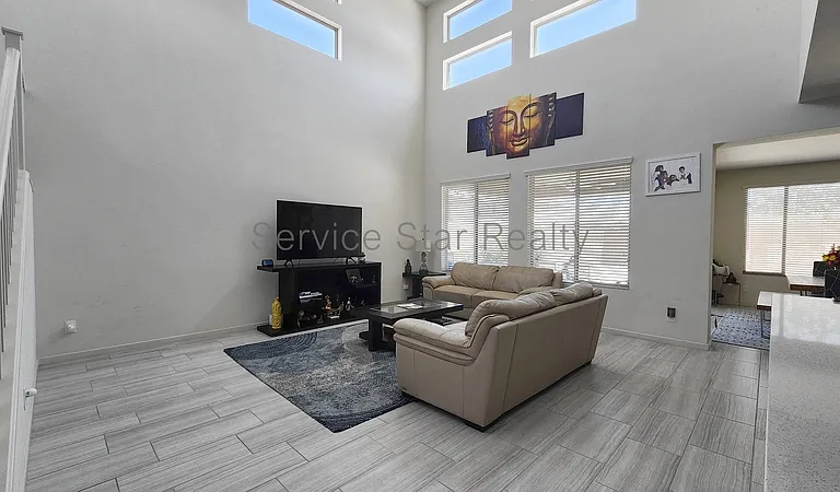 3407 E Louise Dr — Photo 5