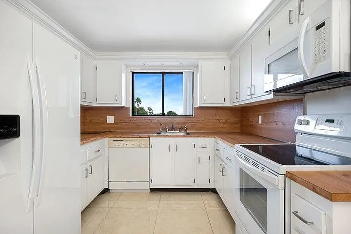 7770 Tahiti Ln #405 — Photo 2