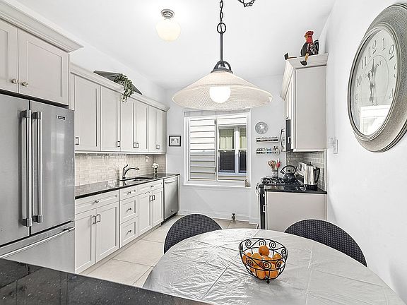 4th image of 21-14 21st St Unit 3